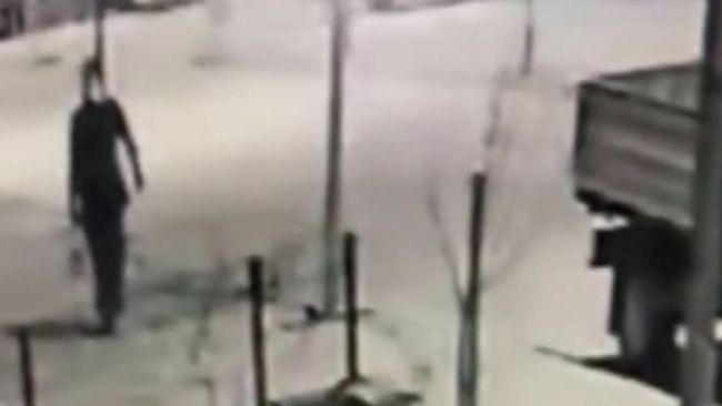 Kadın kıyafeti giyip eşinin otomobilini kundakladı